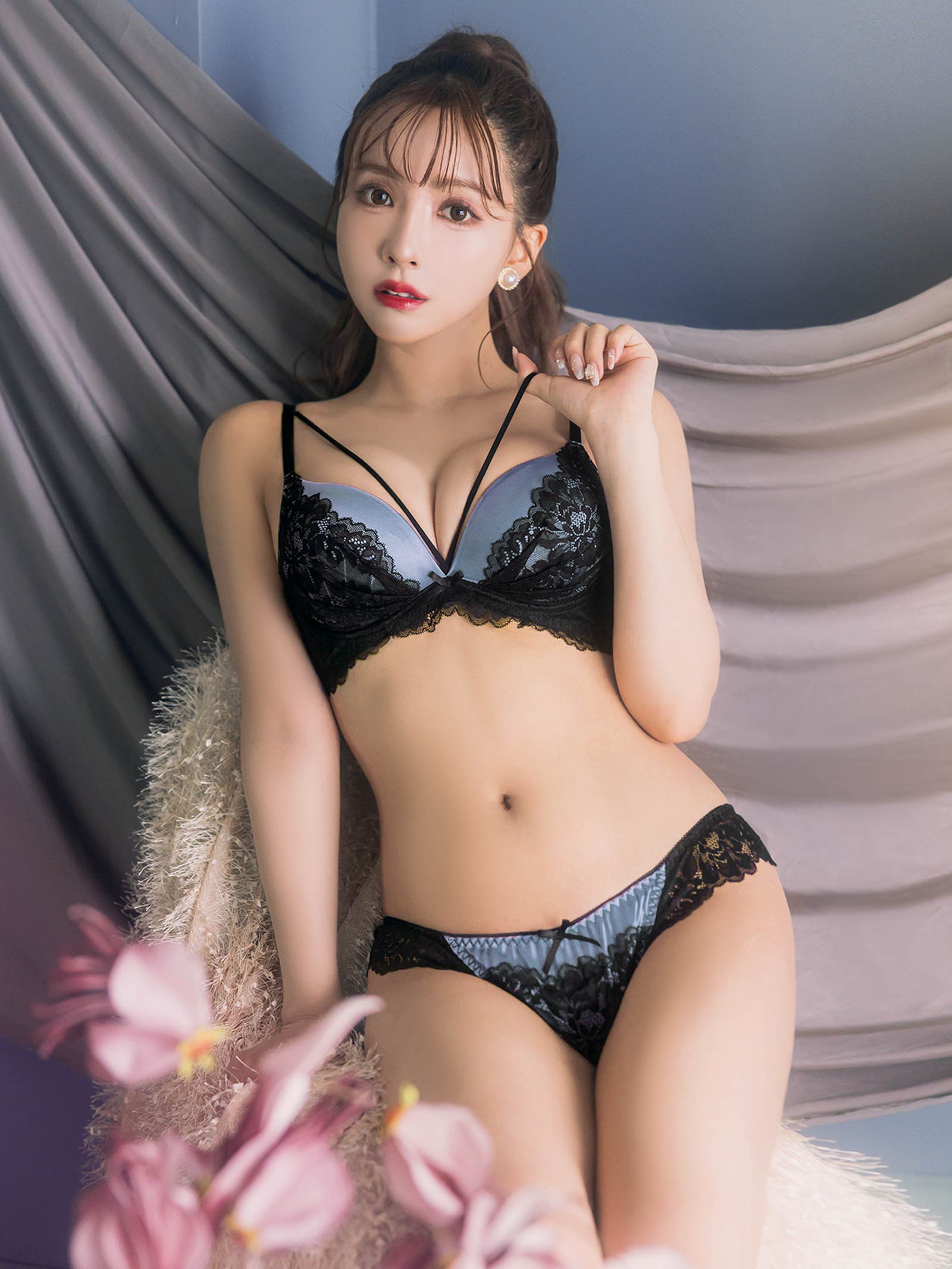 11/20再販!【三上悠亜着用】【EFサイズ】バイカラーフラワーレースサテンブラジャー&バック透けフルバックショーツ