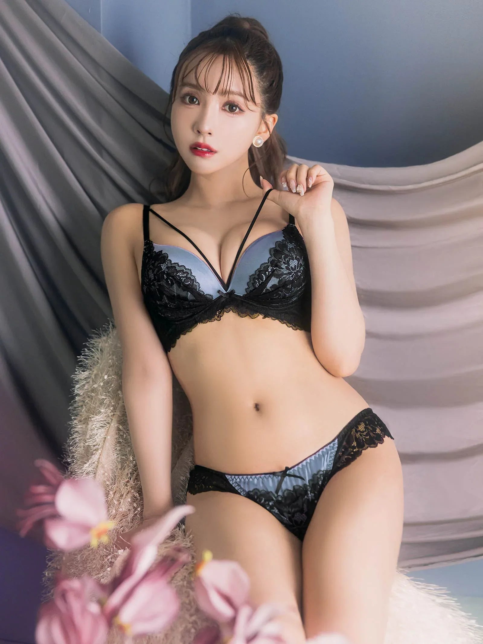 1/31再販!【三上悠亜着用】【GHサイズ】バイカラーフラワーレースサテンブラジャー&バック透けフルバックショーツ - 【公式】247Lingerie