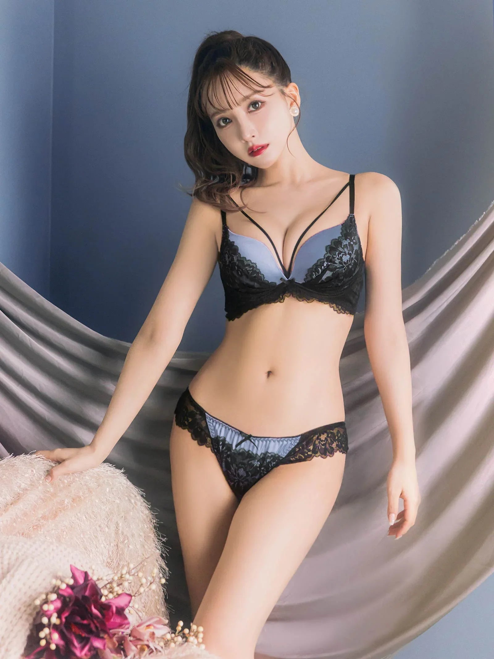 1/31再販!【三上悠亜着用】【GHサイズ】バイカラーフラワーレースサテンブラジャー&バック透けTバックショーツ - 【公式】247Lingerie