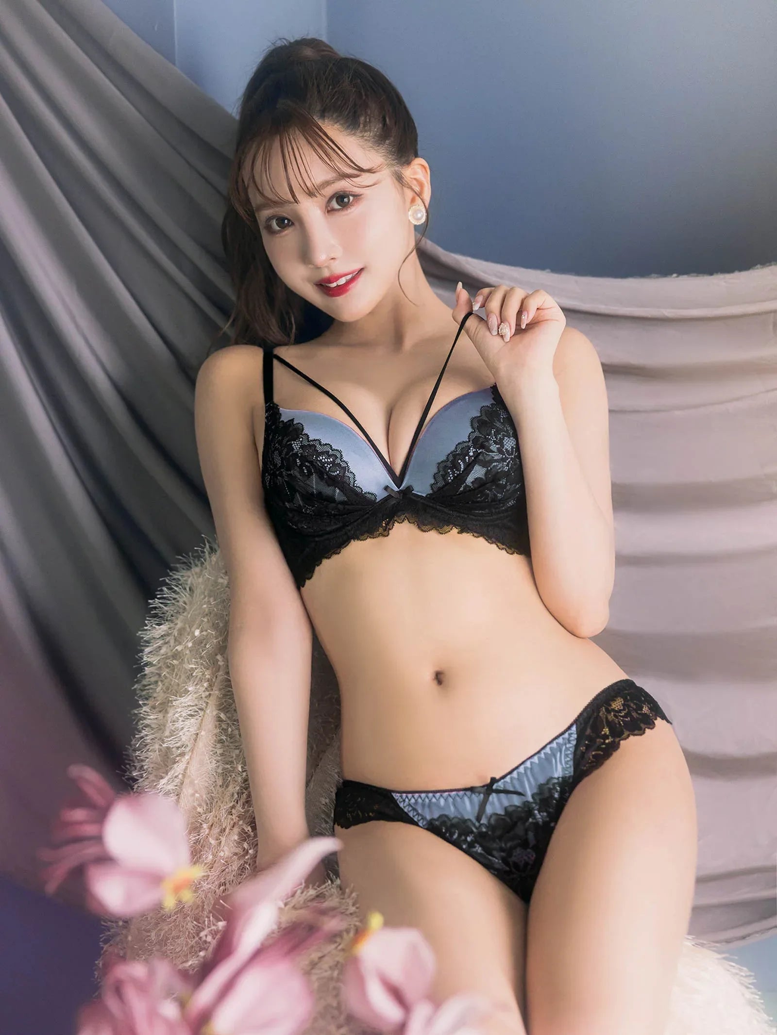 1/31再販!【三上悠亜着用】【GHサイズ】バイカラーフラワーレースサテンブラジャー&バック透けTバックショーツ - 【公式】247Lingerie