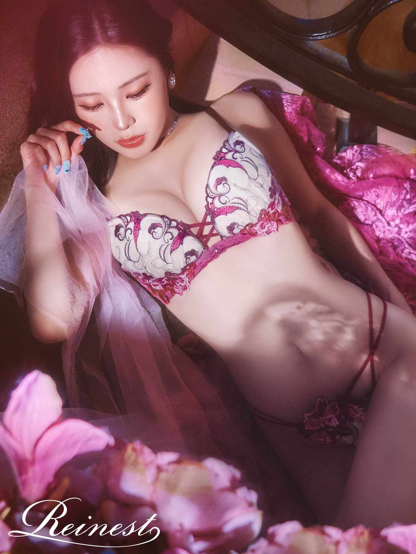 【Reinest】ビューティフルグロウフラワーブラジャー&バック透けTバックショーツ