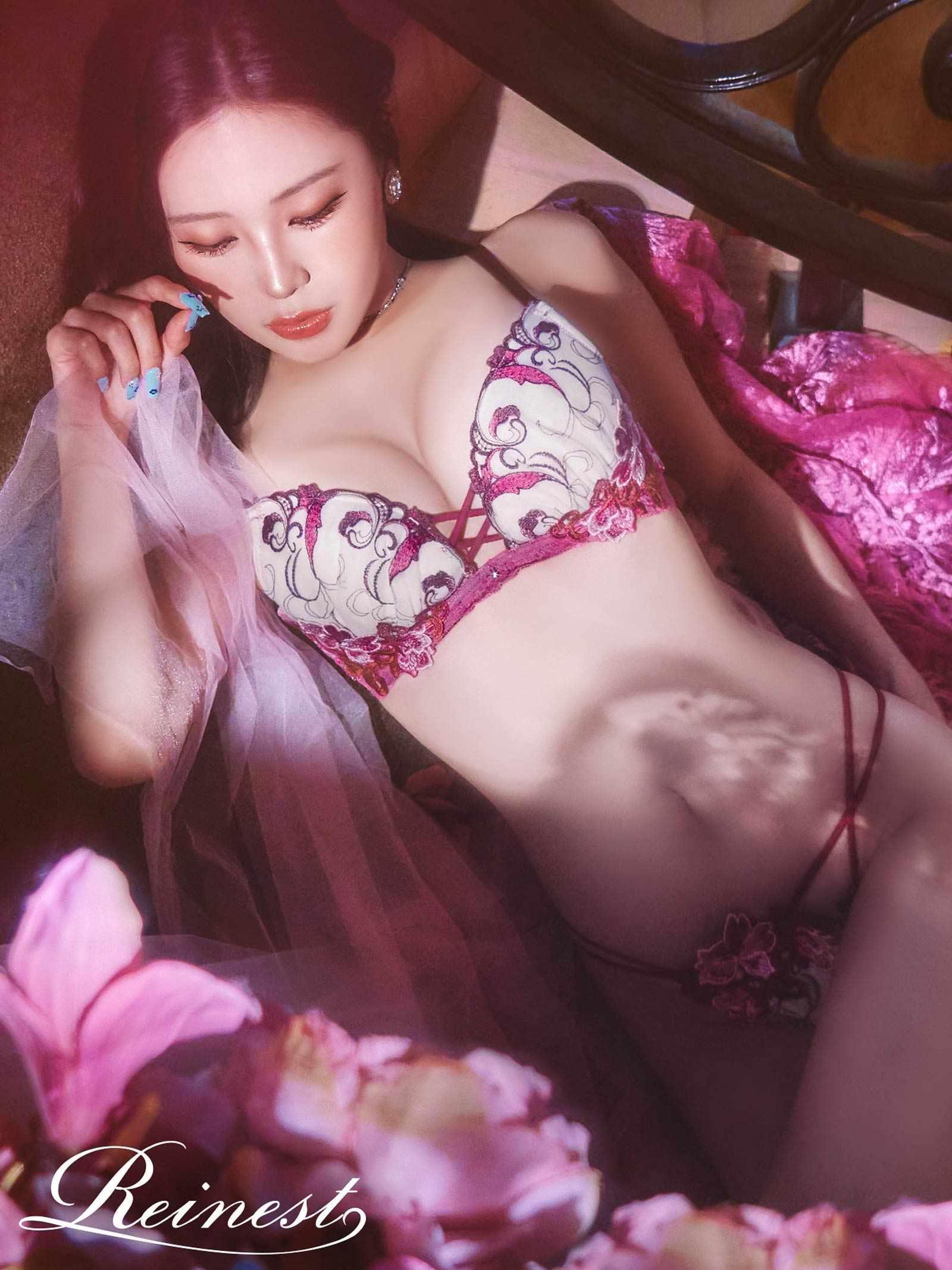 【Reinest】ビューティフルグロウフラワーブラジャー&バック透けTバックショーツ - 【公式】247Lingerie