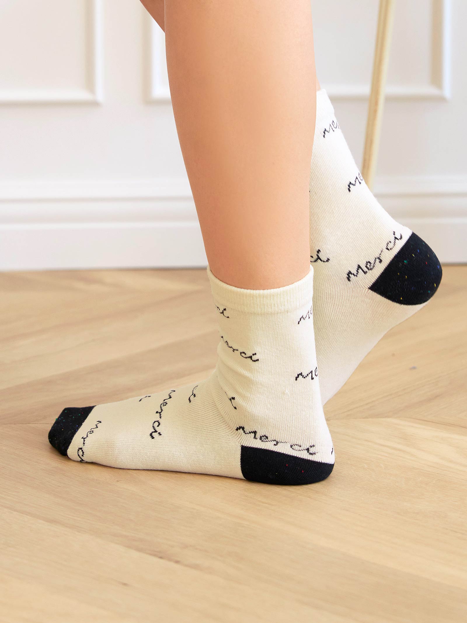 11/17新作!モノトーンロゴクルーソックス