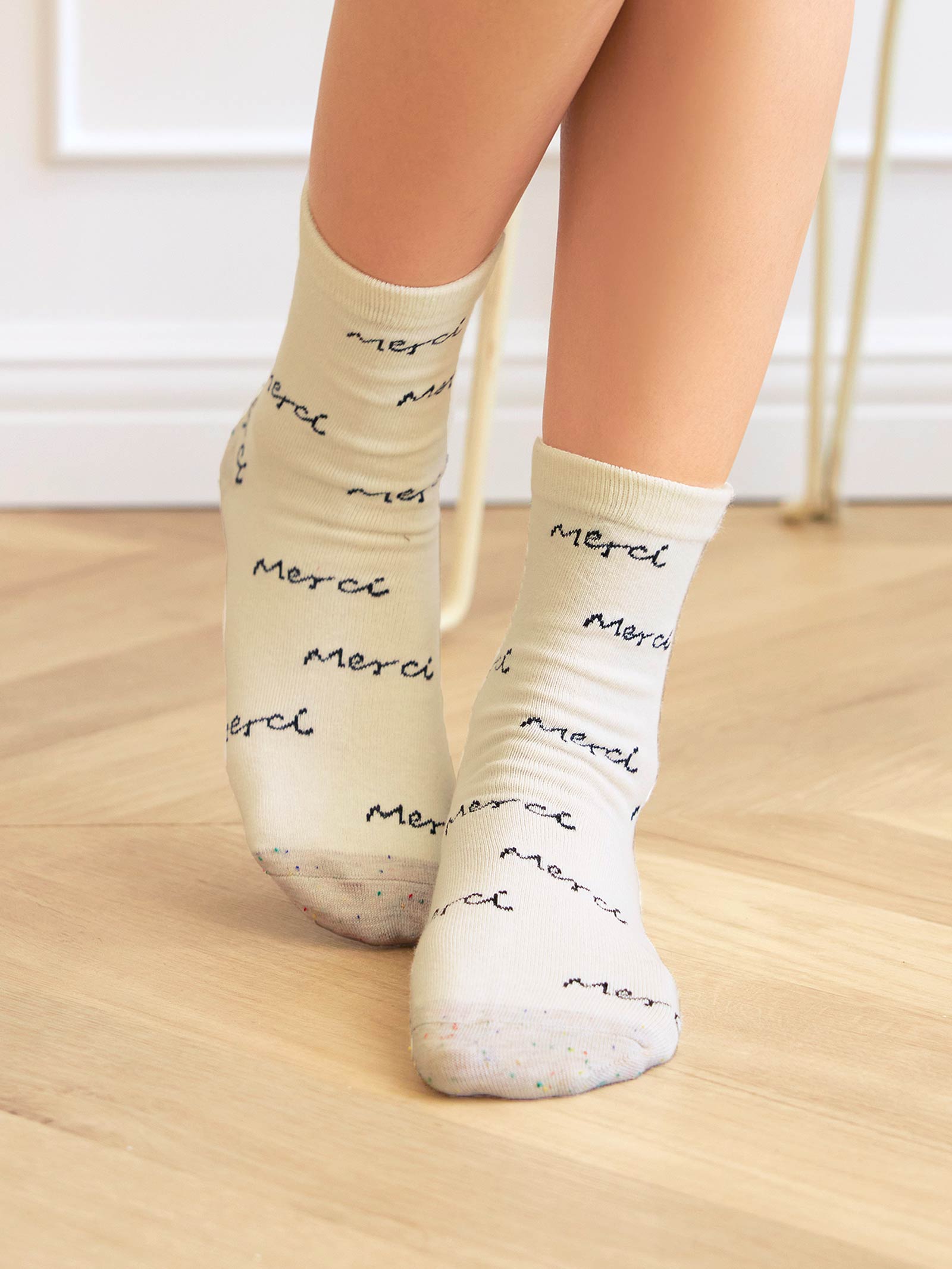 11/17新作!モノトーンロゴクルーソックス