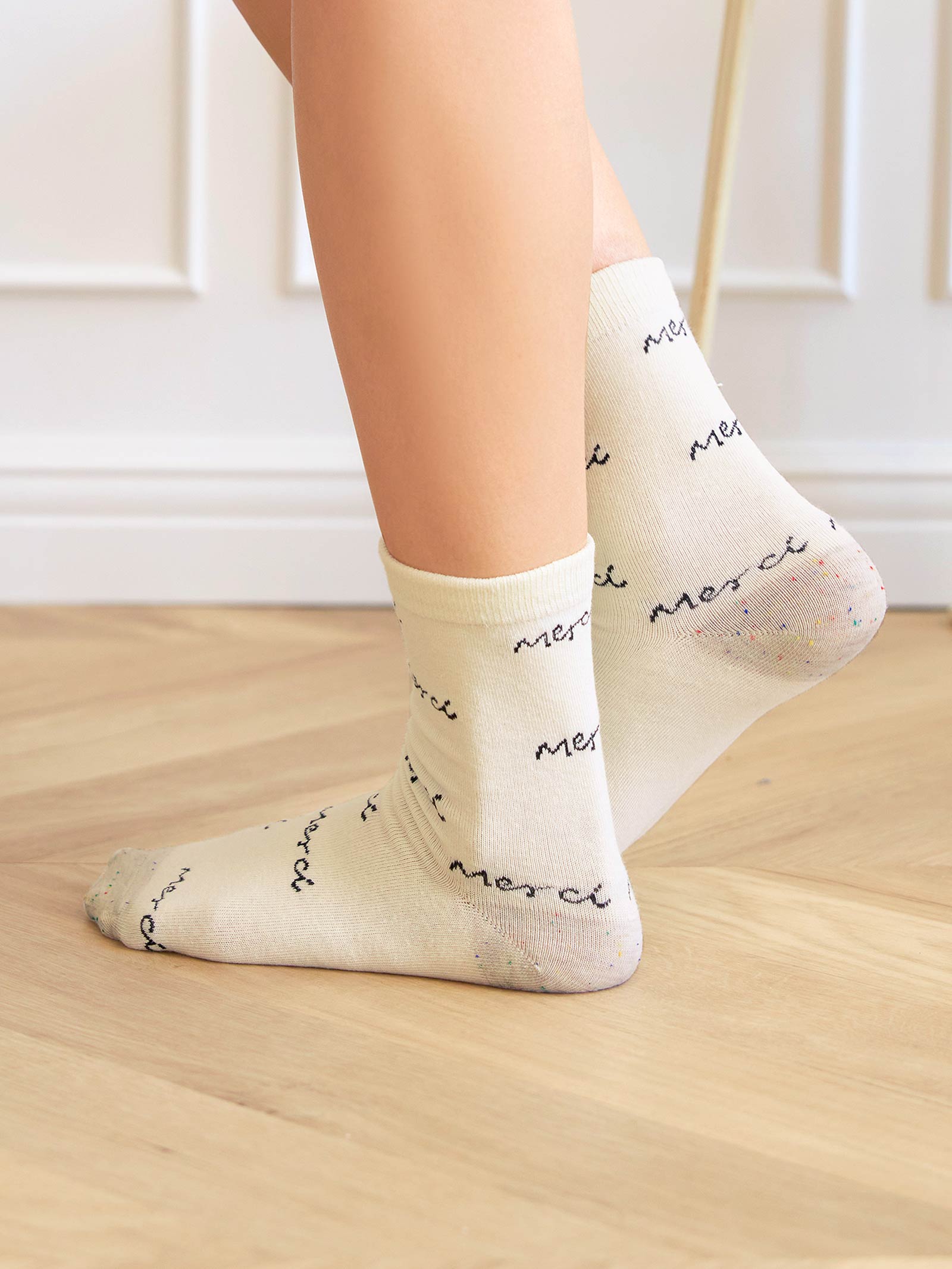 11/17新作!モノトーンロゴクルーソックス