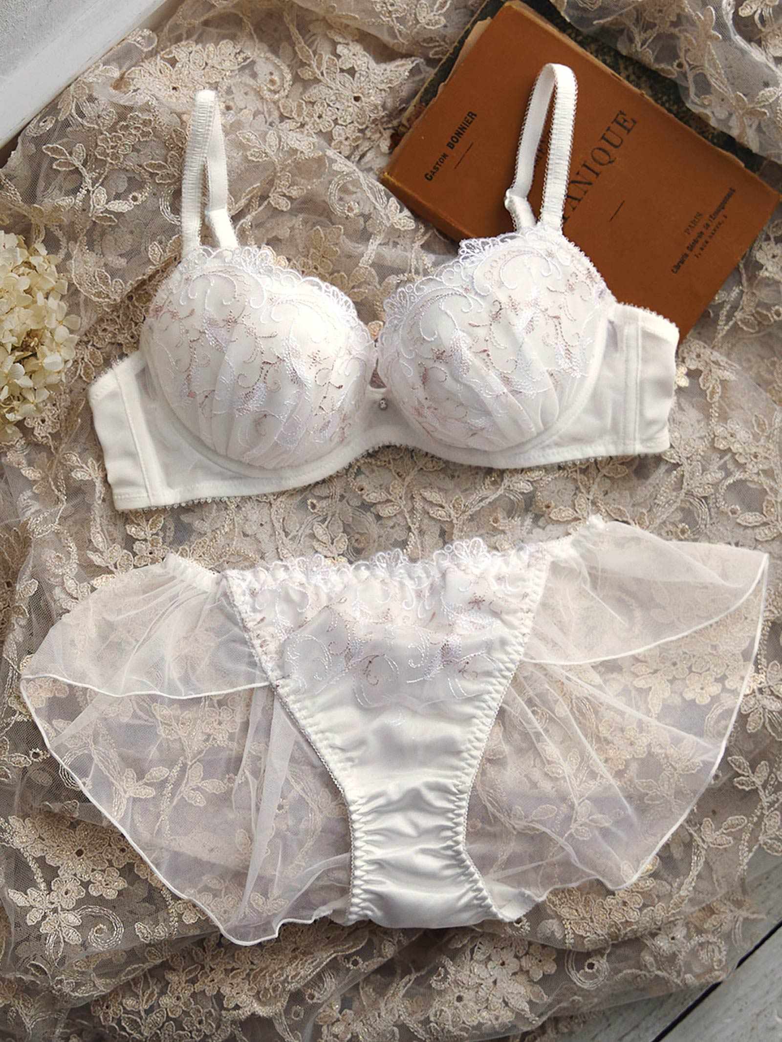 10/6新作!フェミニンプリュームレースブラジャー&バック透けフルバックショーツ
