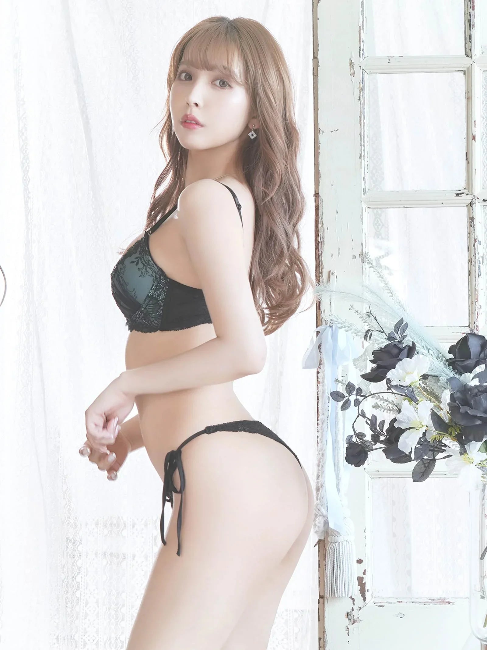 2/3再販!【三上悠亜着用】スモーキーカラー×ブラックフラワー刺繍ブラジャー&サイド紐Tバック - 【公式】247Lingerie