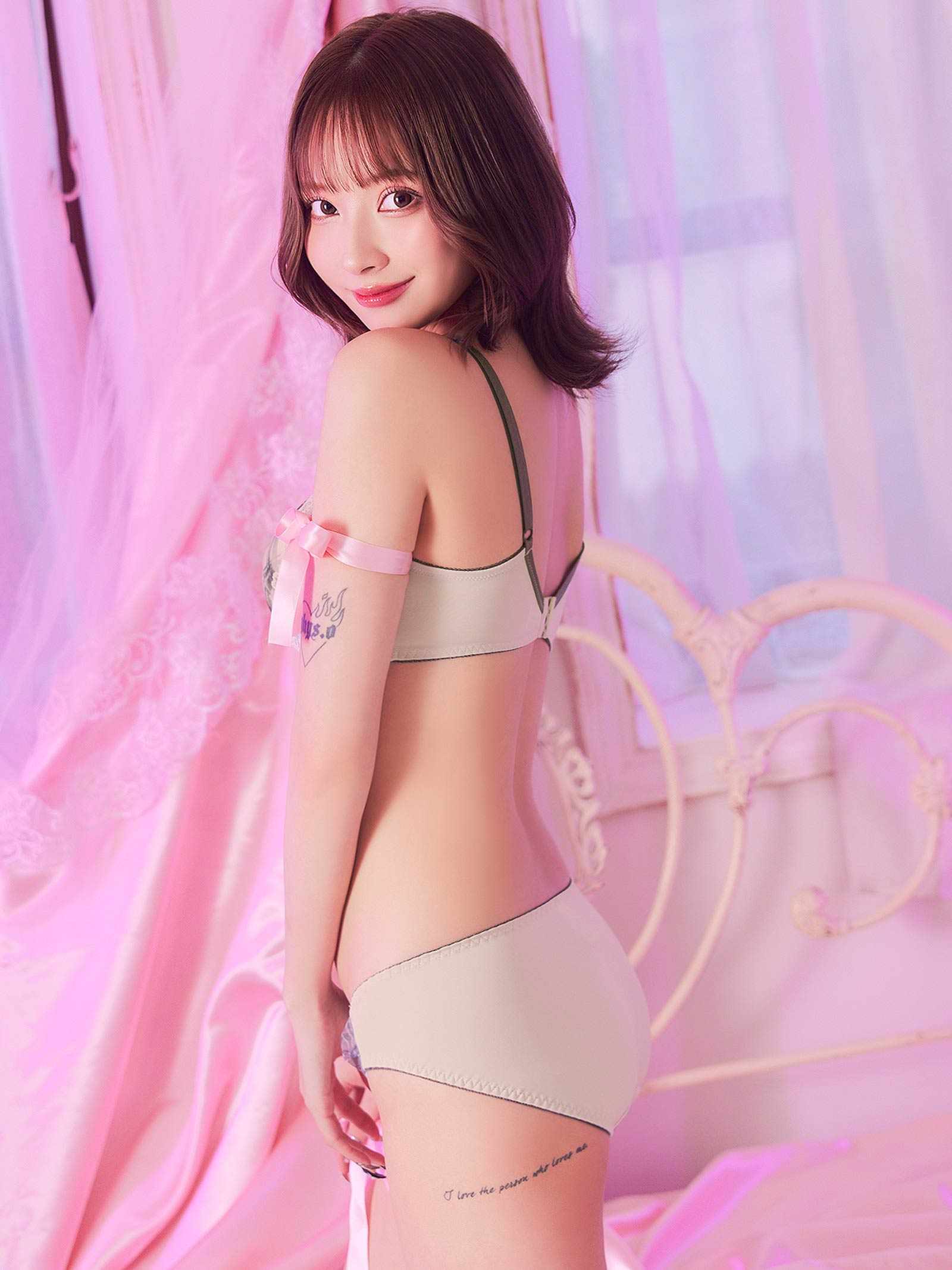 8/11新作!クラシカルチェックレース育乳脇高ブラジャー&フルバックショーツ